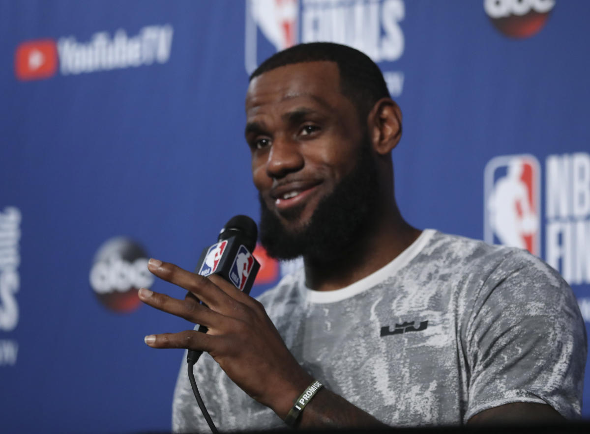 LeBron James gives fans first look at him in Lakers uniform, and he's  wearing Kobes