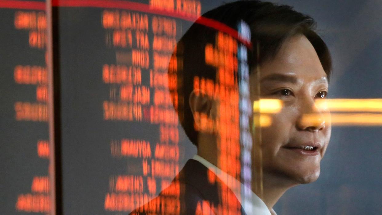 Xiamoi-Chef Lei Jun vor Aktienkurs-Anzeigetafeln in Hongkong (Archiv). Die USA haben den chnesischen Smartphone-Hersteller auf eine Schwarze Liste gesetzt.