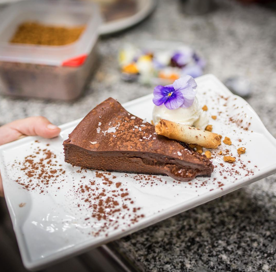 La tarta de chocolate del Café Comercial lo tiene todo. Foto. Café Comercial