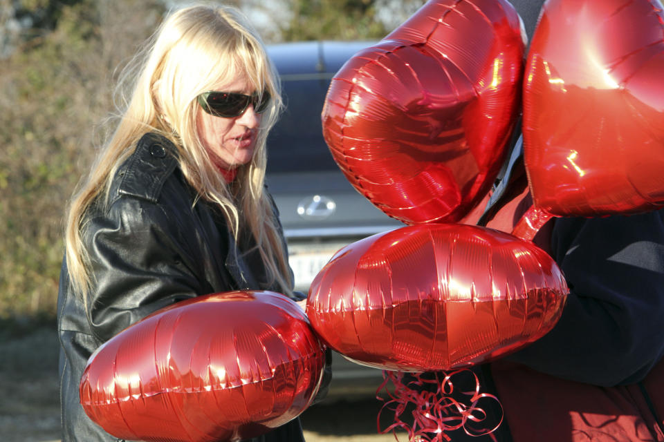 Mari Gilbert, mother of Shannan Gilbert, prepares to release balloons in her honor during a vigil in Babylon, N.Y. on Dec. 13, 2011. (Mary Altaffer / AP file)