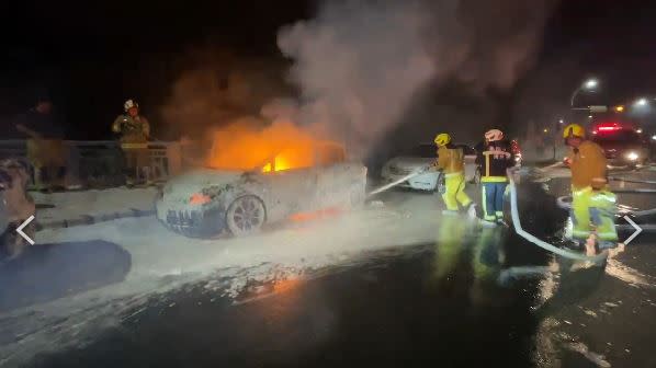 基隆一處路邊停車格的轎車起火燃燒。（圖／翻攝畫面）