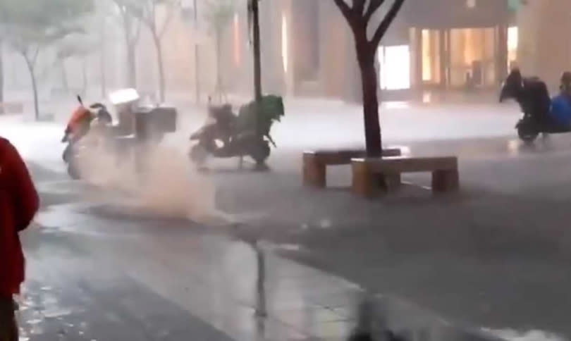 北市信義區因大雷雨狂炸，街道冒出噴泉。（圖／讀者提供）