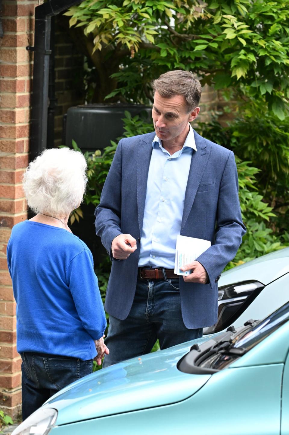 Jeremy Hunt speaking to a voter in Godalming (Jeremy Selwyn)