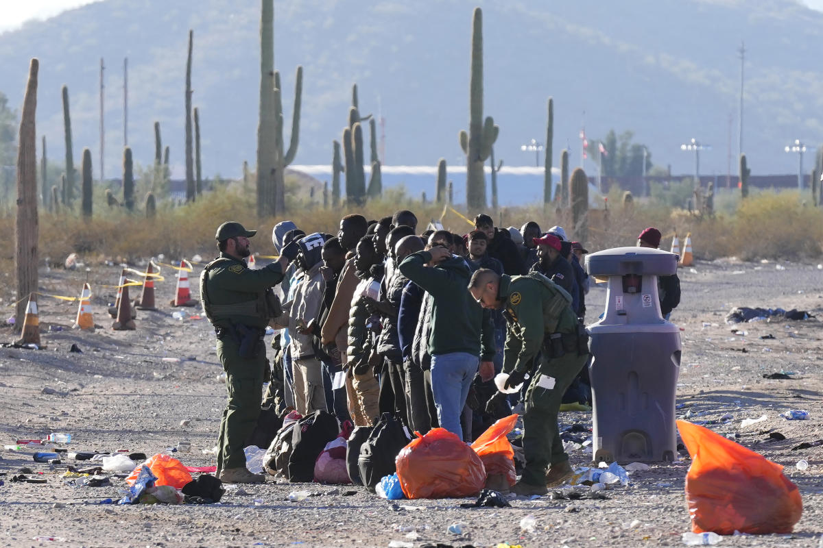 Контрабандисти довеждат мигранти до отдалечен граничен пункт в Аризона, смазвайки американските агенти