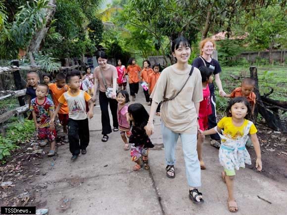 台灣青年前往泰緬邊境，與當地學童互動，提升教育權益與資源。（圖：教育部提供）