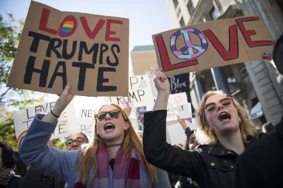 Un grupo de personas marcha en las calles de New York en contra del presidente electo. Foto: AP