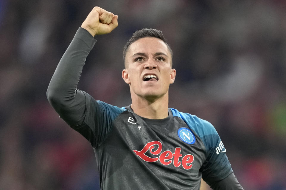 Giacomo Raspadori celebra tras anotar el cuarto gol del Napoli en el partido contra Ajax por la Liga de Campeones en Amsterdam, el martes 4 de octubre de 2022. (AP Foto/Peter Dejong)