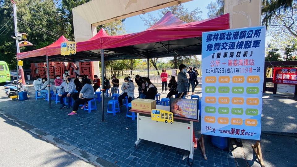 ▲有需求的進香民眾均可於提供接駁服務時間至北港鎮運動公園側門 (雲林縣北港鎮北辰路上)等候搭乘，不須收取任何費用。(記者蘇峯毅攝)