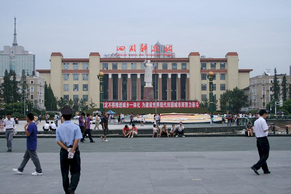 成都市以立了一座毛澤東像的天府廣場為中心。 （AlexHe34 / CC BY-SA 3.0, Wikimedia Commons）