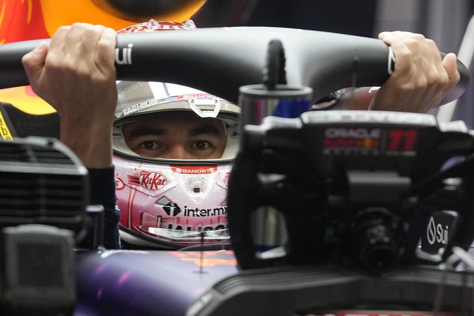 El Sergio 'Checo' Pérez, durante la última sesión de entrenamientos para la carrera automovilística del Gran Premio de Fórmula Uno de Las Vegas, el viernes 17 de noviembre de 2023. (AP/Darron Cummings)