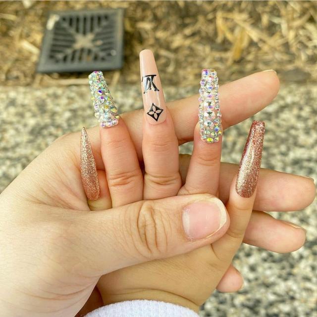 Louis Vuitton nails!! My first time using nail stickers : r/Nails