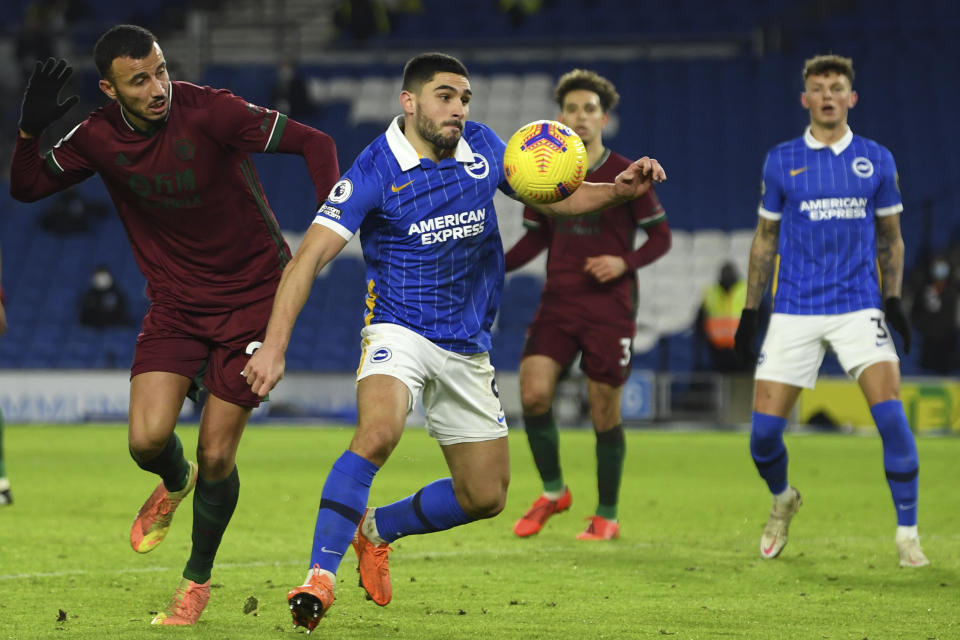 Neal Maupay del Brighton controla el balón frente a Romain Saiss del Wolverhampton en el encuentro de la Liga Premier del sábado 2 de enero del 2021. (Mike Hewitt/Pool via AP)