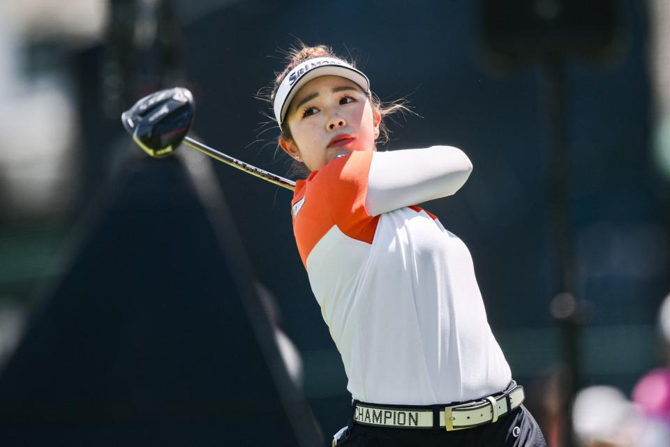 31 de mayo de 2024;  Lancaster, Pensilvania, Estados Unidos;  Miyu Yamashita (JPN) realiza un golpe de salida en el décimo hoyo durante la segunda ronda del torneo de golf US Women's Open.  Crédito obligatorio: John Jones-USA TODAY Deportes