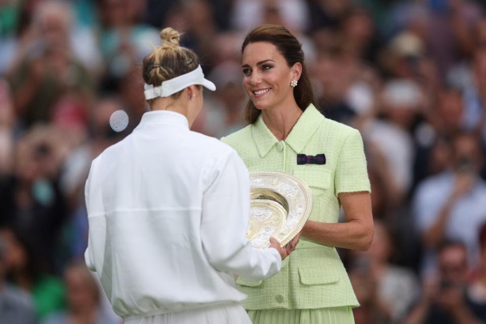 Kate Middleton, bir Wimbledon kupasını Marketa Vondrousova'ya takdim ederken