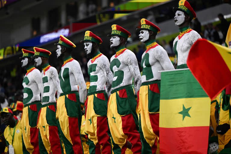 Aficionados con los colores de Senegal asisten al partido del Grupo A de la Copa Mundial Qatar 2022 entre la selección africana y Países Bajos en el Estadio Al-Thumama en Doha el 21 de noviembre de 2022.