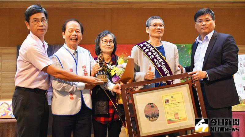 ▲周建華（左二）頒獎章給蔡正勝（右二）、劉玲溫（中）夫婦，澎湖縣副縣長林皆興（右一）與高雄社教館館長沈坤佑（左一）見證。（圖／記者陳美嘉攝，2023.03.18）