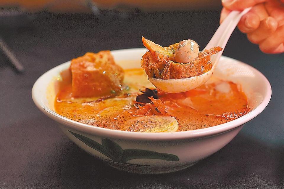 〈新加坡叻沙〉加了椰奶與辛香料熬製的湯頭微辣但順口，湯內有鮮蝦、魚板、蚵仔和油豆腐，內容豐富。圖／姚舜
