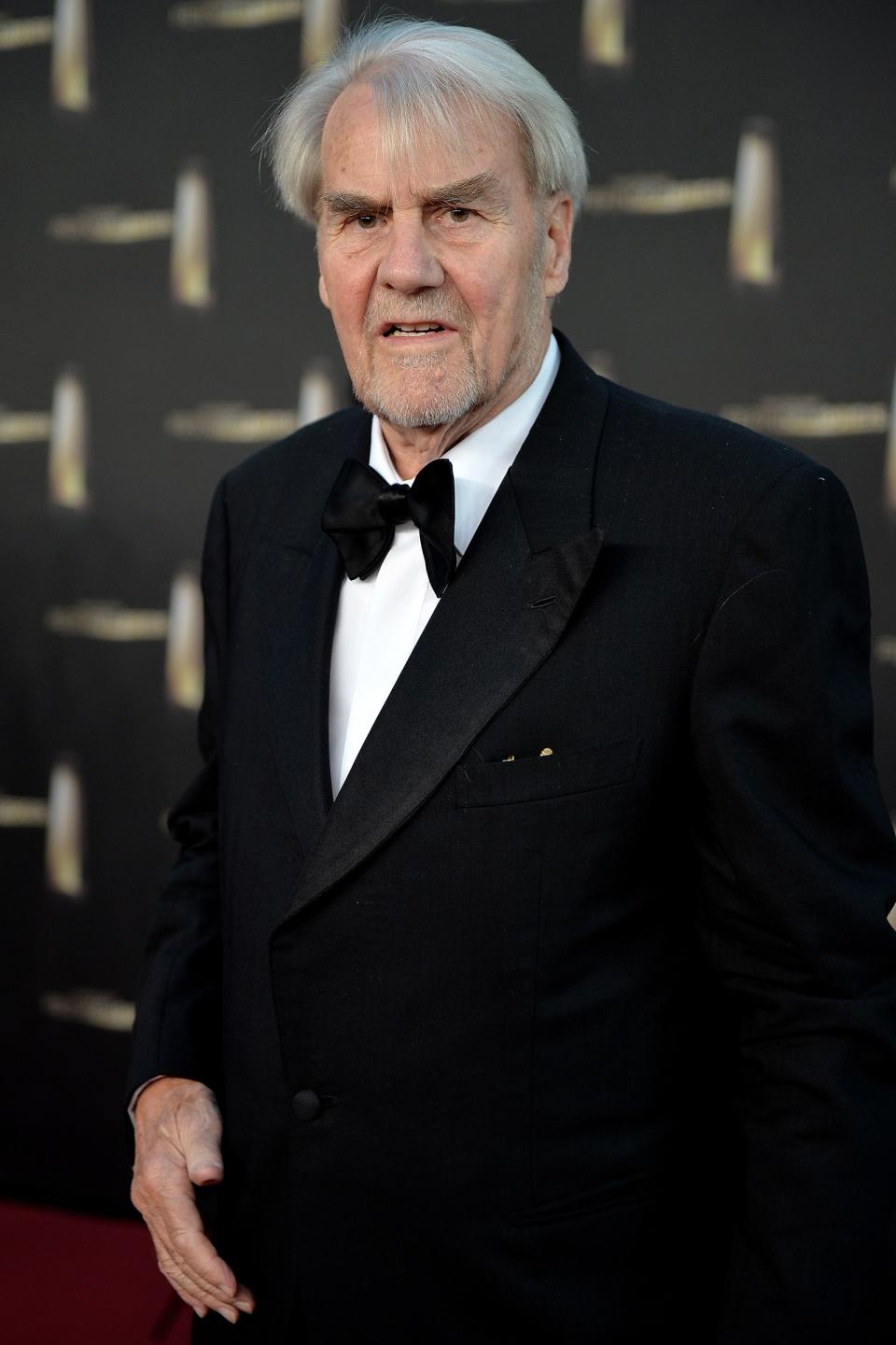 Gerd Ruge (1994 beim "Deutschen Fernsehpreis") wurde am 9. August 1928 in Hamburg geboren. Er begann seine Laufbahn 1949 als Redakteur beim Nordwestdeutschen Rundfunk in Köln. 1956 ging er als erster ständiger Korrespondent aus der Bundesrepublik für die ARD nach Moskau. 1964 wurde er Amerika-Korrespondent. Anfang der 70er-Jahre übernahm er die Leitung des Bonner WDR-Studios. Ruge arbeitete später als Hörfunkkorrespondent in Moskau. Er leitete "Monitor", gründete den "Weltspiegel" und war Chefredakteur beim WDR Fernsehen. (Bild: 2014 Getty Images/Sascha Steinbach)