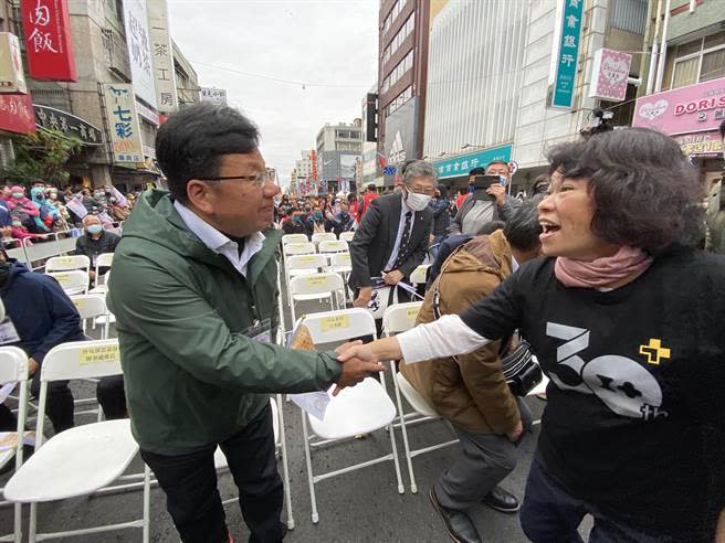 國民黨市長候選人黃敏惠、民進黨市長候選人李俊俋在國際管樂節，匆促握手。（廖素慧攝）