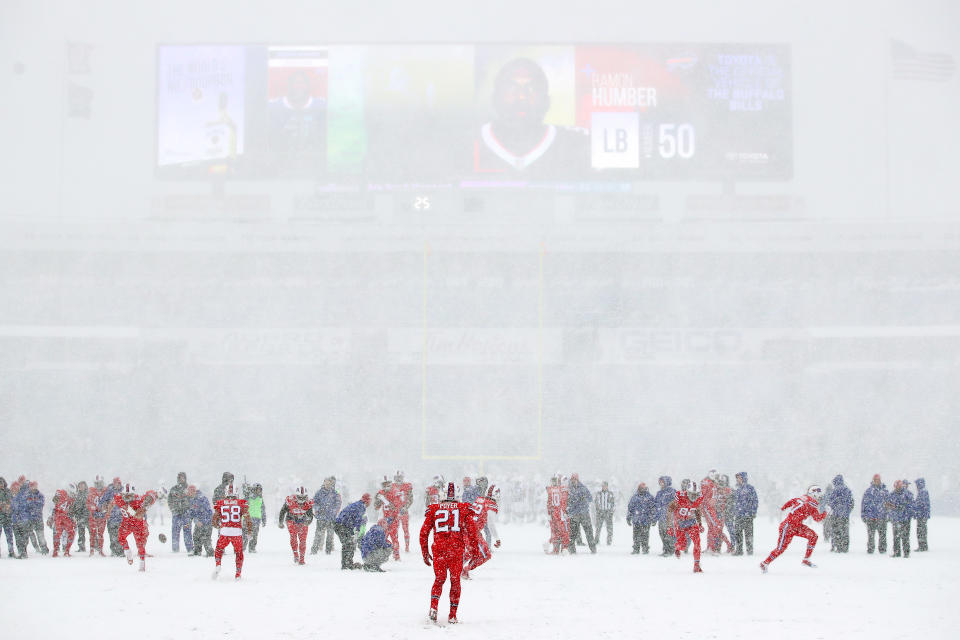 <p>Buffalo Bills warm up before a game against the Indianapolis Colts on December 10, 2017 at New Era Field in Orchard Park, New York. (Photo by Brett Carlsen/Getty Images) </p>