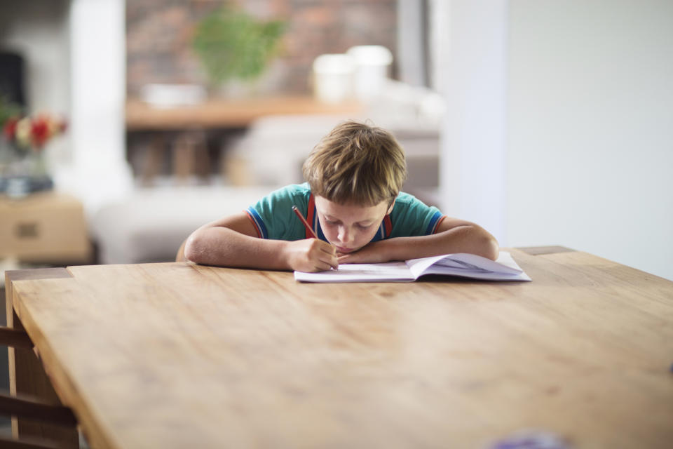 Manche Kinder sind gerne alleine zu Hause, andere fürchten sich – Eltern müssen mit ihrem Kind gemeinsam einen Zeitpunkt finden. (Bild: Getty Images)