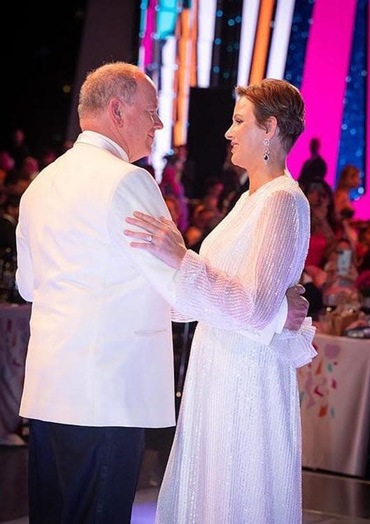 Alberto y Charlene de Mónaco bailando