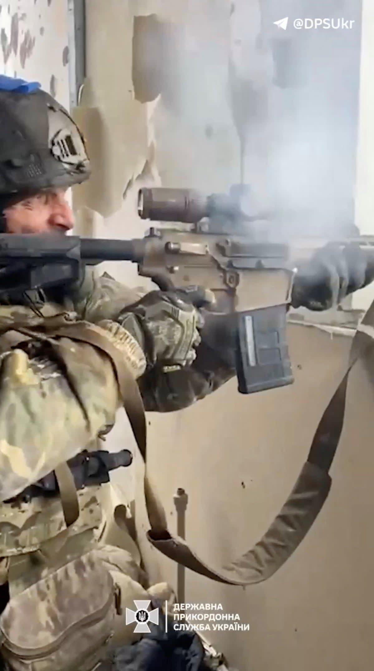 A Ukrainian soldier fires a machine gun towards enemy positions in Avdiivka (via REUTERS)