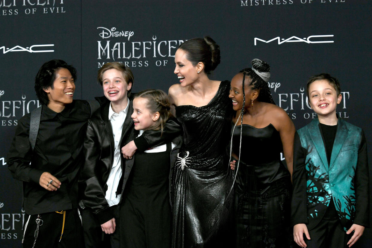 LOS ANGELES, CALIFORNIA - SEPTEMBER 30: (L-R) Pax Thien Jolie-Pitt, Shiloh Nouvel Jolie-Pitt, Vivienne Marcheline Jolie-Pitt, Angelina Jolie, Zahara Narley Jolie-Pitt and Knox Leon Jolie-Pitt arrive at the premiere of Disney's "Maleficent: Mistress Of Evil"  at the El Capitan Theatre on September 30, 2019 in Los Angeles, California. (Photo by Kevin Winter/Getty Images)