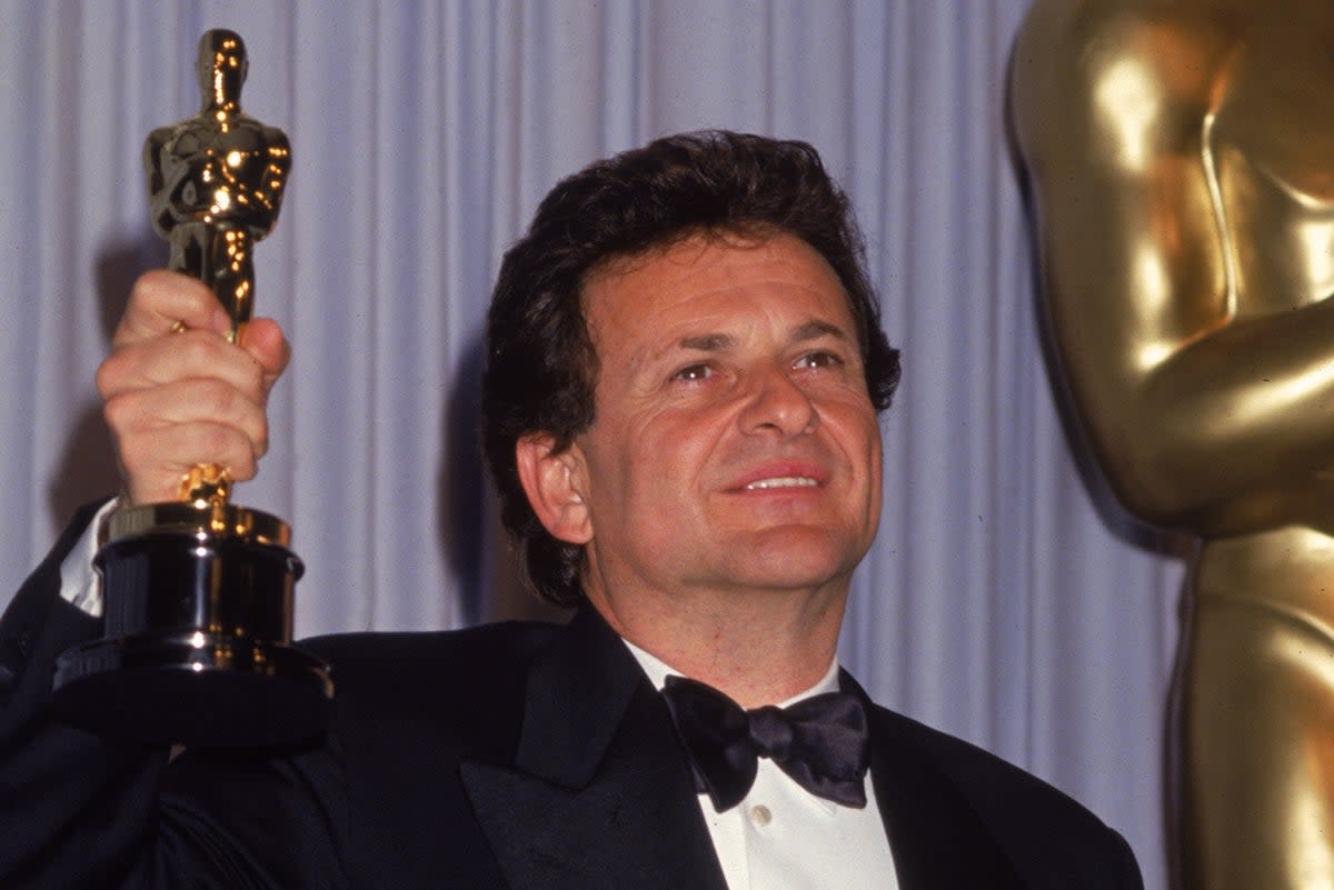 Joe Pesci holding aloft his Oscar in 1991 (Getty Images)