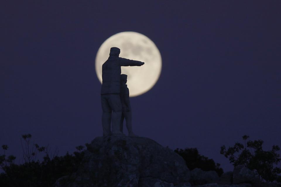 'Supermoon' seen around the world