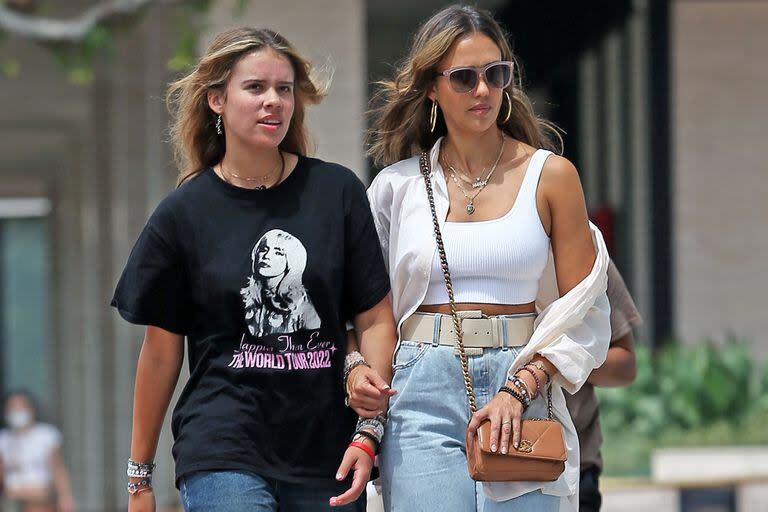 Jessica Alba y su hija Honor recorrieron juntas algunos negocios en Los Ángeles en una salida de compras en familia