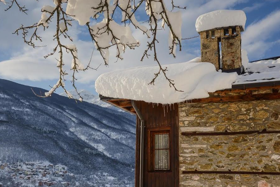 The mountain lodge is built of rustic stone with timber framework. (Hotel Tutto)