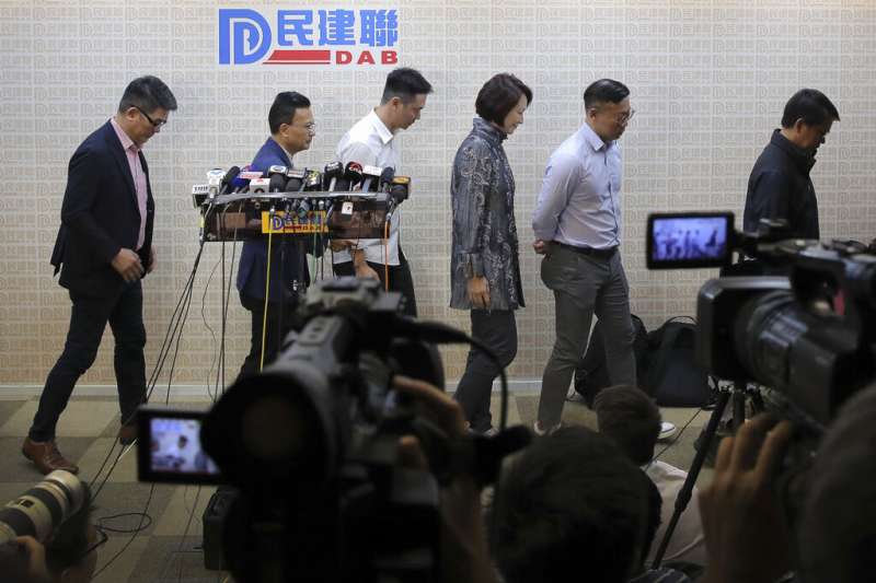 香港建制派政黨在本屆區議會選舉大敗，民建聯的政治人物召開記者會對支持者道歉。（美聯社）