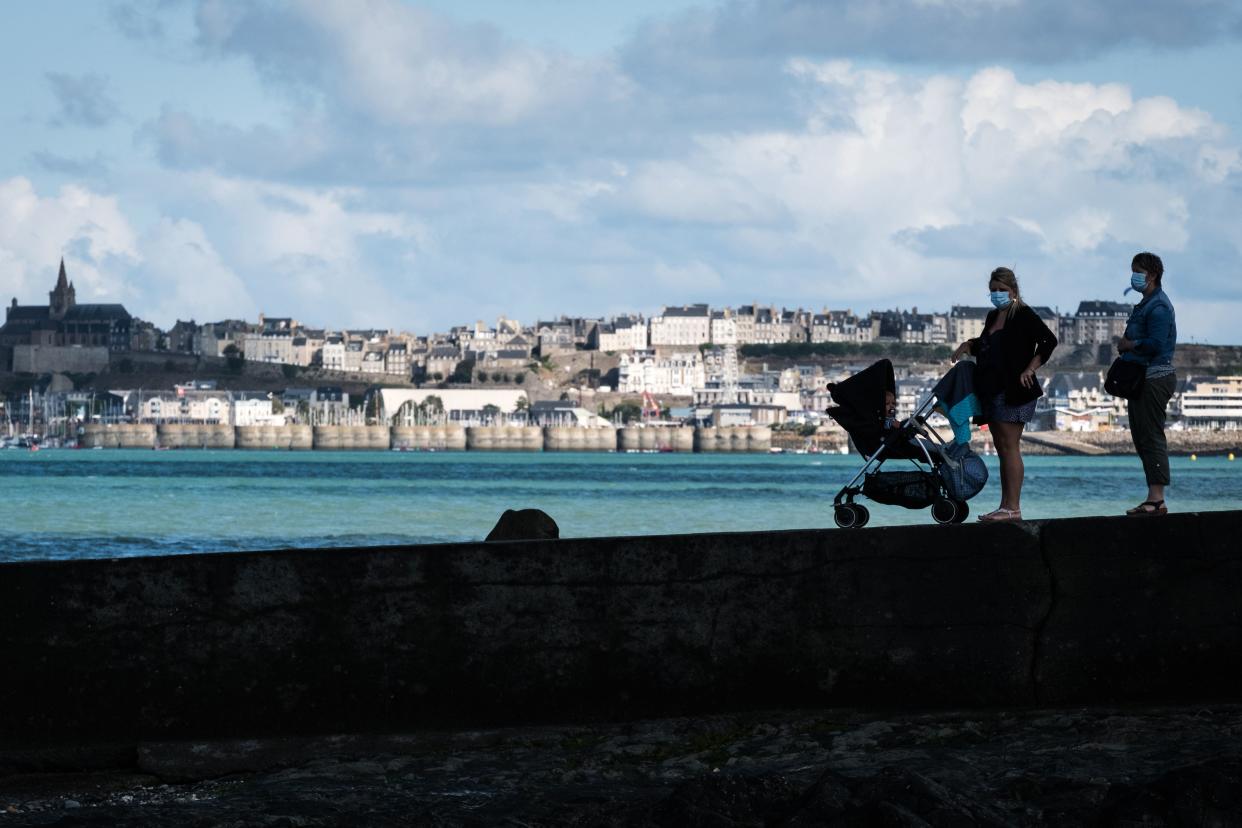 Des touristes à Granville, cet été (Photo by JOEL SAGET/AFP via Getty Images)