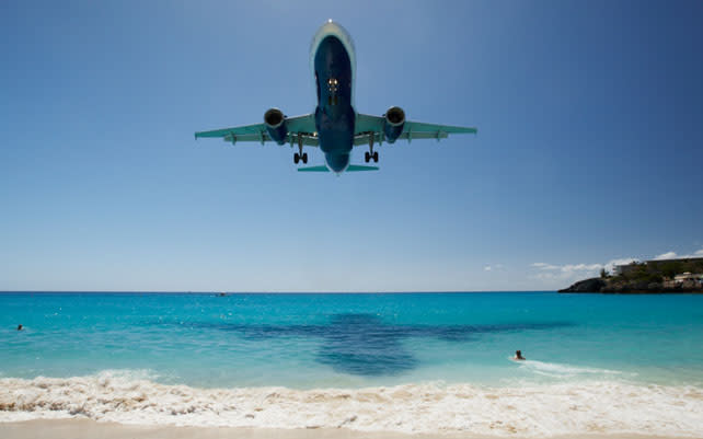 <p>O aeroporto internacional de St. Maarten, no Caribe, foi eleito o “aeroporto de pouso mais impressionante” de 2013, revelou a pesquisa. O Aeroporto Princess Juliana é um dos mais difíceis de aterrissar, por conta de sua pista reduzida.<br><br>Além disso, o local fica próximo de uma popular praia caribenha e os frequentadores da praia veem o avião passar perto do chão antes de pousar no aeroporto. Um dos usuários do site afirmou que o voo sobre o mar, praia de areia branca com montanhas ao fundo, é inacreditável.<br><br>Turistas aventureiros e moradores da cidade costumam escalar o muro do aeroporto para ver a decolagem dos aviões.</p>