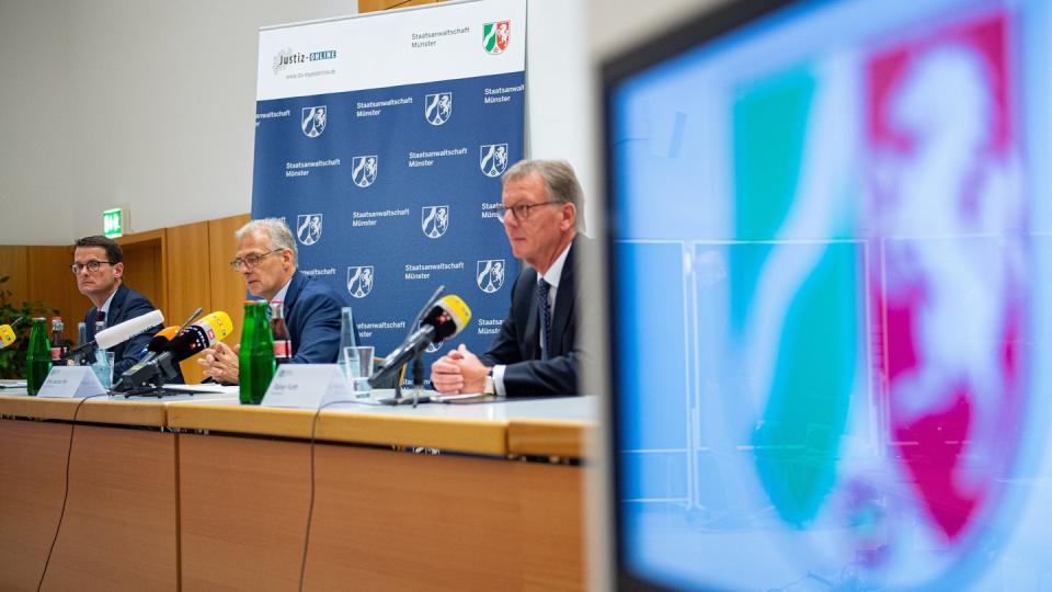 Oberstaatsanwalt Martin Botzenhardt (l-r), Ermittlungsleiter Joachim Poll und Polizeipräsident Rainer Furth informieren die Presse über den Stand der Ermittlungen.