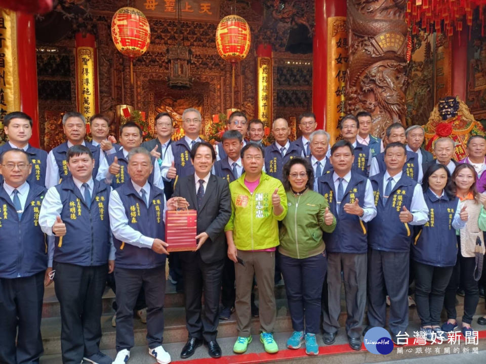 賴清德與豐原鎮清宮人員合影