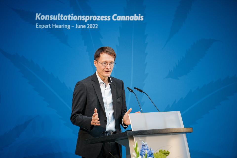 Bundesgesundheitsminister Karl Lauterbach (SPD) bei der Expertenanhörung zur Vorbereitung der geplanten kontrollierten Abgabe von Cannabis an Erwachsene in Deutschland. - Copyright: picture alliance/dpa | Kay Nietfeld