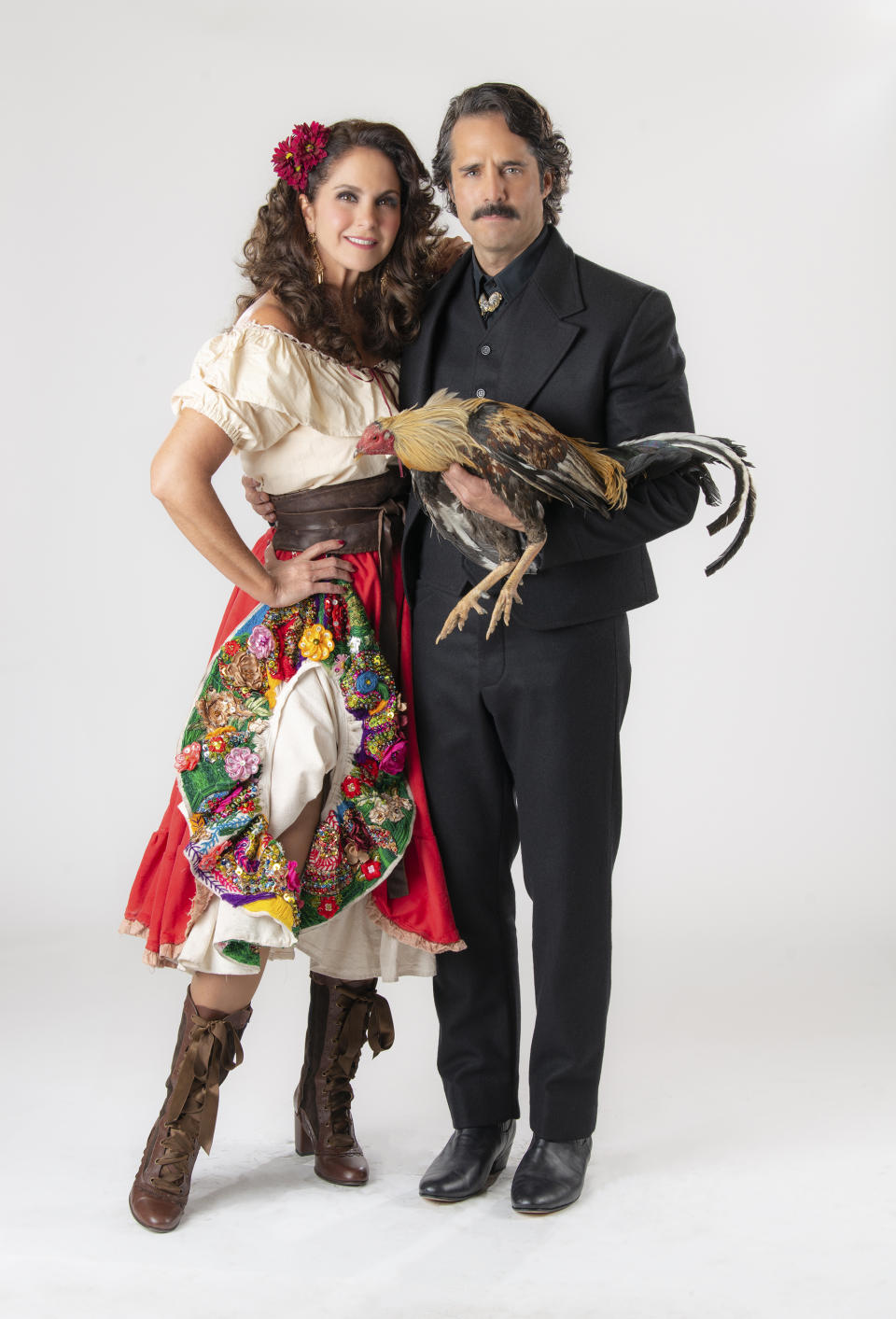 En esta imagen proporcionada por ViX+ Lucero, izquierda, y Jose Ron posan en una fotografía promocional de "El Gallo de Oro" .(ViX+ vía AP)