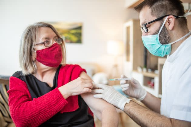 Le gouvernement espère profiter de la campagne de vaccination contre la grippe saisonnière pour donner un coup d'accélérateur à celle du Covid-19.  (Photo: Milan Markovic via Getty Images)