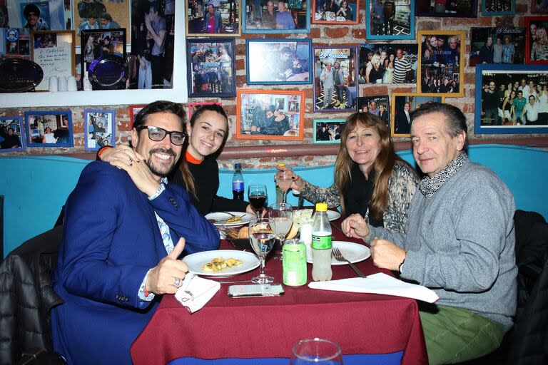 Matías Alé, Martina y los padres de ella, felices por la velada compartida en El Corralón