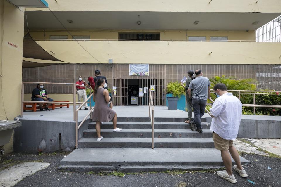 A line forms to vote in San Juan, Puerto Rico, on Nov. 3, 2020. <a href="https://www.gettyimages.com/detail/news-photo/puerto-ricans-queue-to-vote-in-the-general-election-in-san-news-photo/1229443411?adppopup=true" rel="nofollow noopener" target="_blank" data-ylk="slk:Alejandro Granadillo/Anadolu Agency via Getty Images;elm:context_link;itc:0;sec:content-canvas" class="link ">Alejandro Granadillo/Anadolu Agency via Getty Images</a>