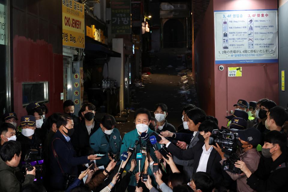Seoul's mayor Oh Se-hoon visits the scene of the stampede (REUTERS/Kim Hong-ji)