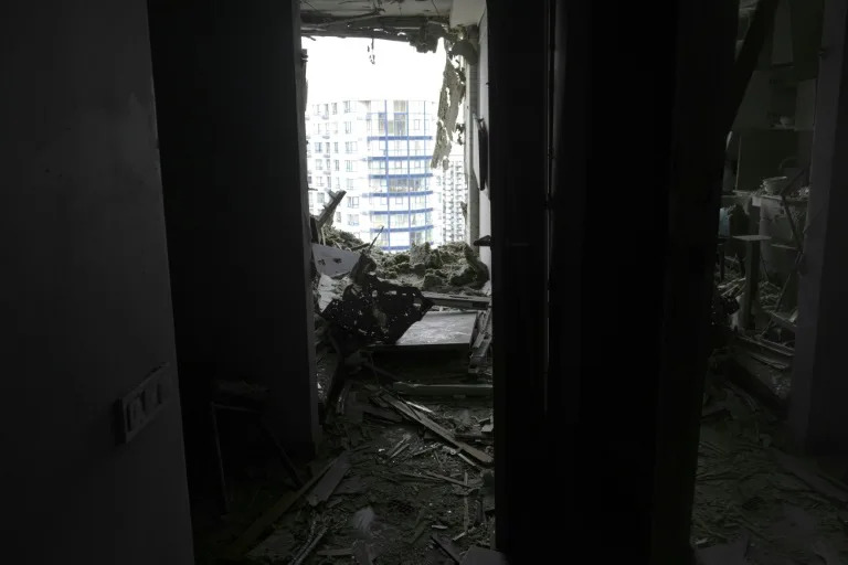 Un apartamento de Kiev destrozado por el derribo de un dron ruso, en una imagen del 13 de julio de 2023 (Genya Savilov)