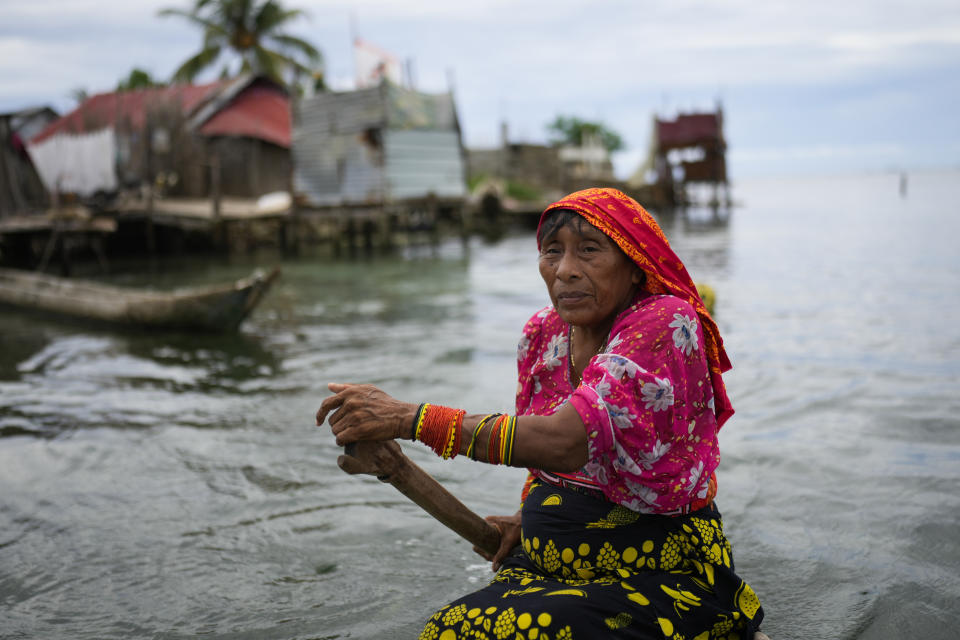 Cecilia Henry rema en un bote a lo largo de la costa de la isla Gardí Sugdub, parte del archipiélago de San Blas frente a la costa caribeña de Panamá, el sábado 25 de mayo de 2024. Debido al aumento del nivel del mar, unas 300 familias indígenas Guna se trasladarán a nuevas casas, construidas por el gobierno, en el continente. (Foto AP/Matías Delacroix)