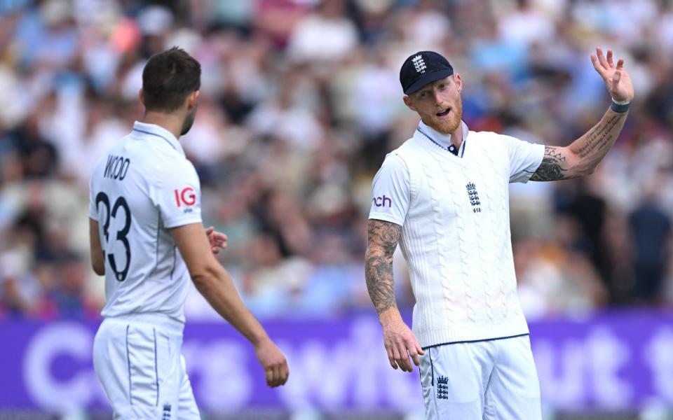 Ben Stokes talks tactics with Mark Wood