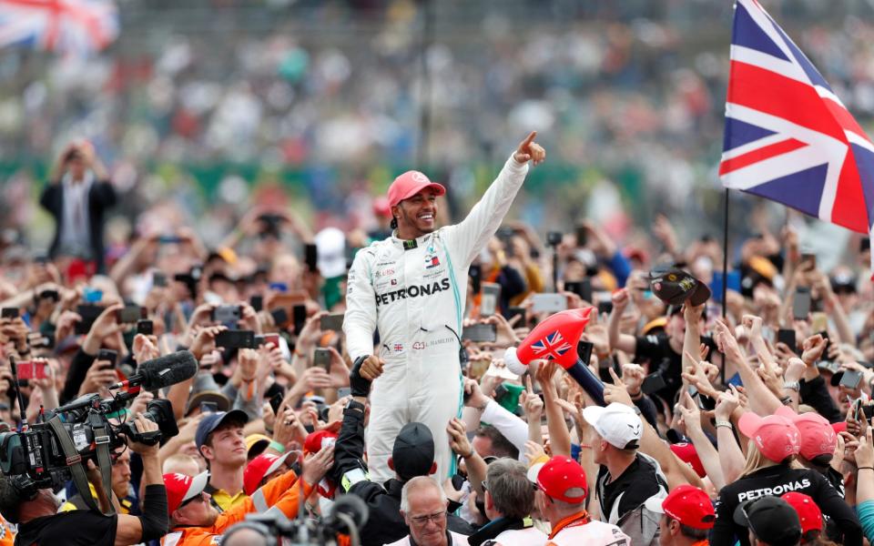 Formula One F1 - British Grand Prix - Silverstone Circuit, Silverstone, Britain - July 14, 2019 Mercedes' Lewis Hamilton celebrates with the crowd after winning the rac - REUTERS/Matthew Childs/File Photo