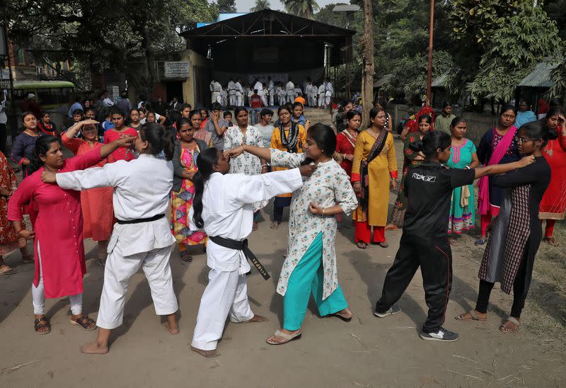 Mujeres practican técnicas de defensa personal en un campo de entrenamiento en Calcuta, India, el 8 de diciembre de 2019