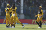 Peshawar Zalmi's Darren Sammy, center, celebrates with teammates after taking the wicket of Quetta Gladiator's batsman Safraz Ahmed during the Pakistan Super League T20 cricket match between Quetta Gladiators and Peshawar Zalmi at National stadium in Karachi, Pakistan, Saturday, Feb. 22, 2020. (AP Photo/Fareed Khan)