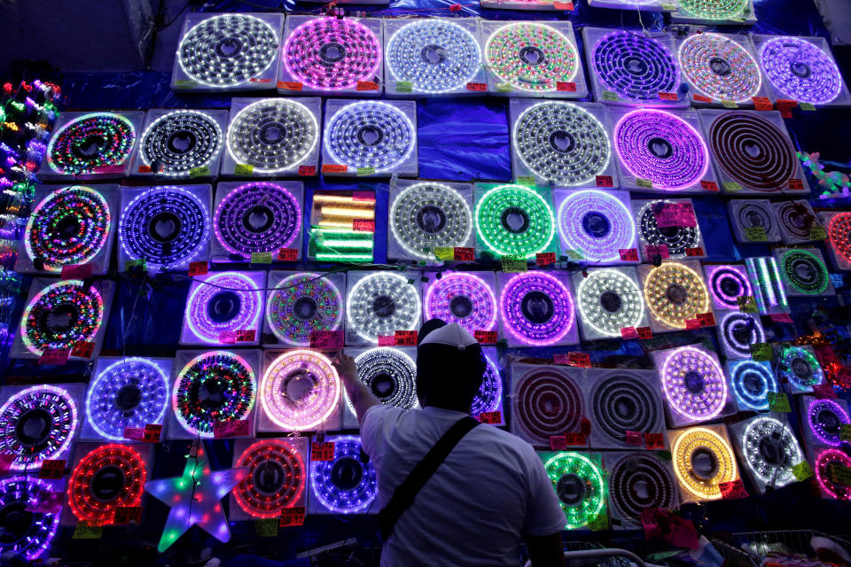Mercado de luces de Navidad en Monterrey, México. REUTERS/Daniel Becerril